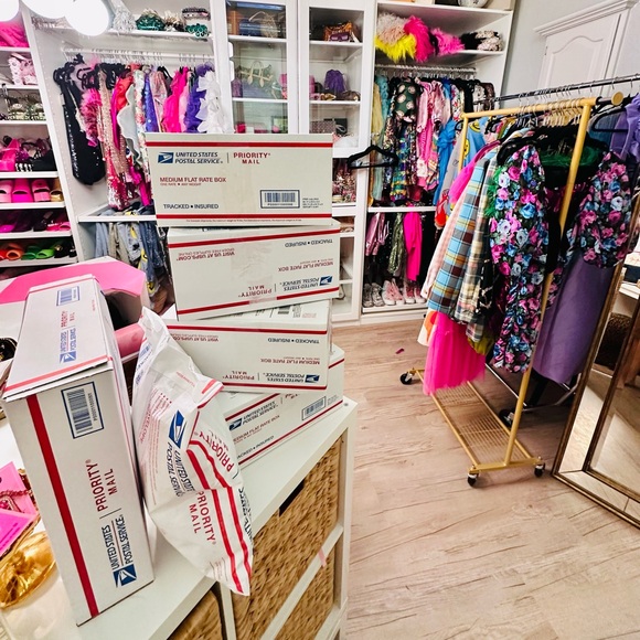 🩷LIKE to be notified of when i go live! - Picture 5 of 6